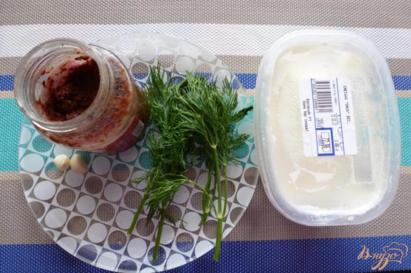 Фото приготовление рецепта: Соус к мясу из сметаны,аджики и чеснока шаг №1