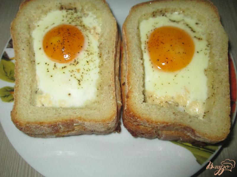Фото приготовление рецепта: Горячие бутерброды с яйцом шаг №4