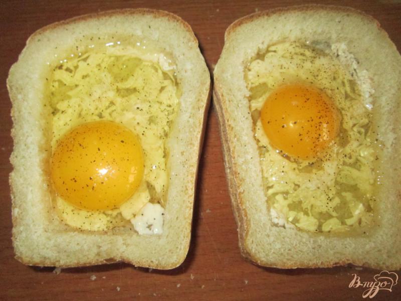 Фото приготовление рецепта: Горячие бутерброды с яйцом шаг №3