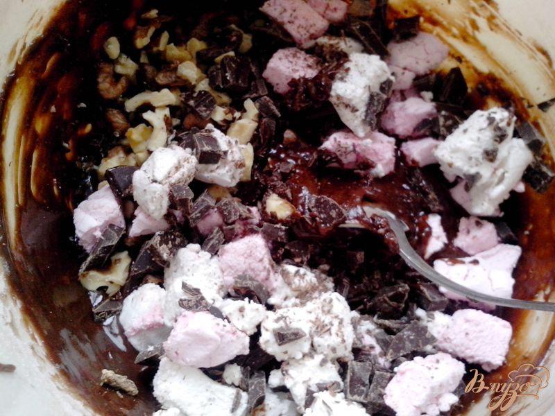 Фото приготовление рецепта: Шоколадный брауни с зефиром и орехами шаг №6