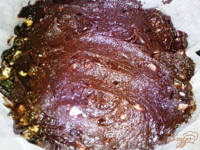 Фото приготовление рецепта: Шоколадный брауни с зефиром и орехами шаг №7
