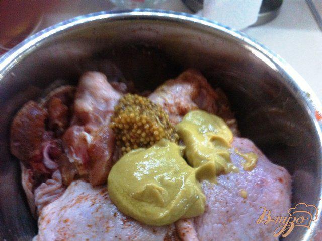 Фото приготовление рецепта: Куриные бедрышки в томатном соусе. шаг №3