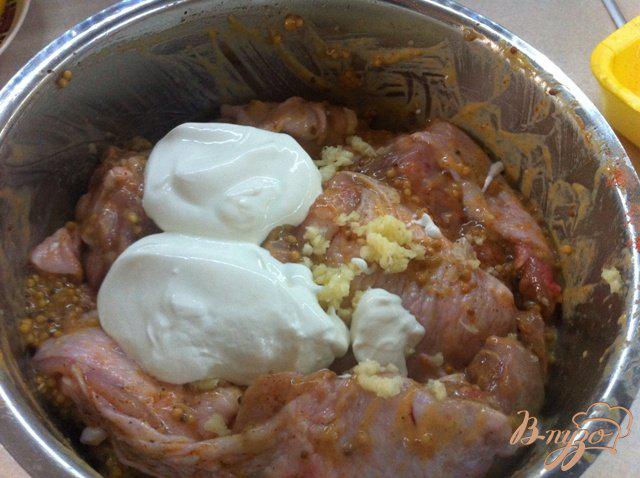 Фото приготовление рецепта: Куриные бедрышки в томатном соусе. шаг №4