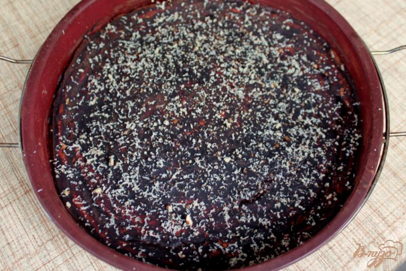 Фото приготовление рецепта: Творожный торт с орехами и глазурью шаг №7