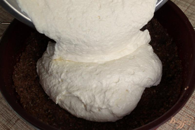 Фото приготовление рецепта: Творожный торт с орехами и глазурью шаг №6
