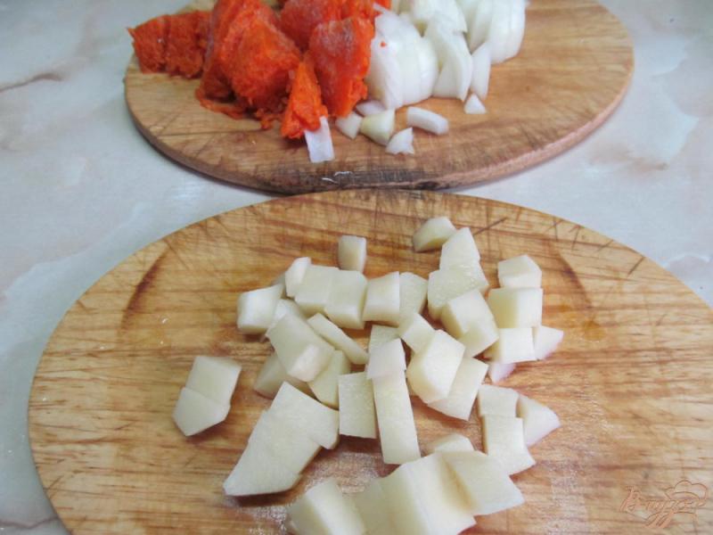 Фото приготовление рецепта: Борщ с маринованными грибами горошком и фасолью шаг №2