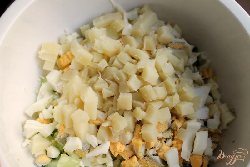 Фото приготовление рецепта: Салат с огурцом, зеленью и яйцом шаг №3