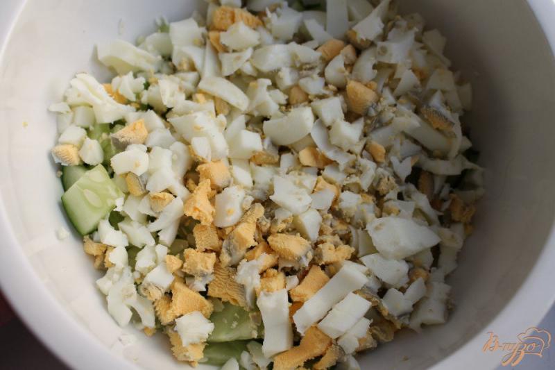 Фото приготовление рецепта: Салат с огурцом, зеленью и яйцом шаг №2