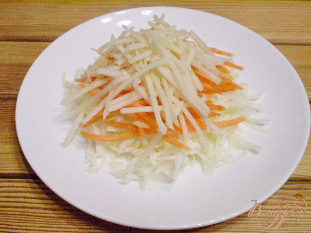 Фото приготовление рецепта: Салат «Витаминный» с капустой и клюквой шаг №4