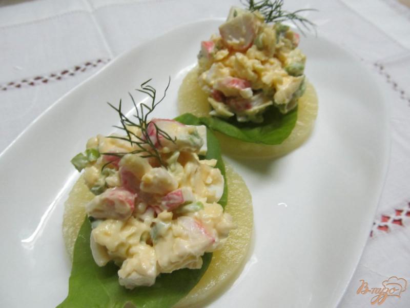 Фото приготовление рецепта: Крабовый салат на ананасе шаг №7