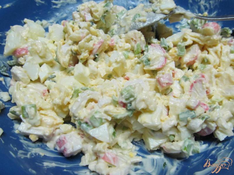 Фото приготовление рецепта: Крабовый салат на ананасе шаг №4