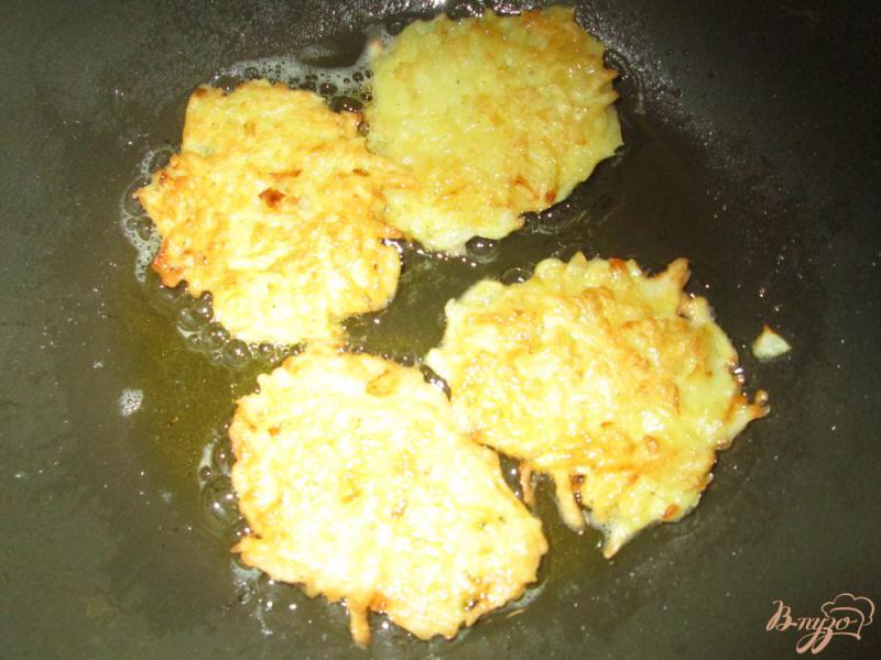 Фото приготовление рецепта: Картофельные оладьи шаг №4