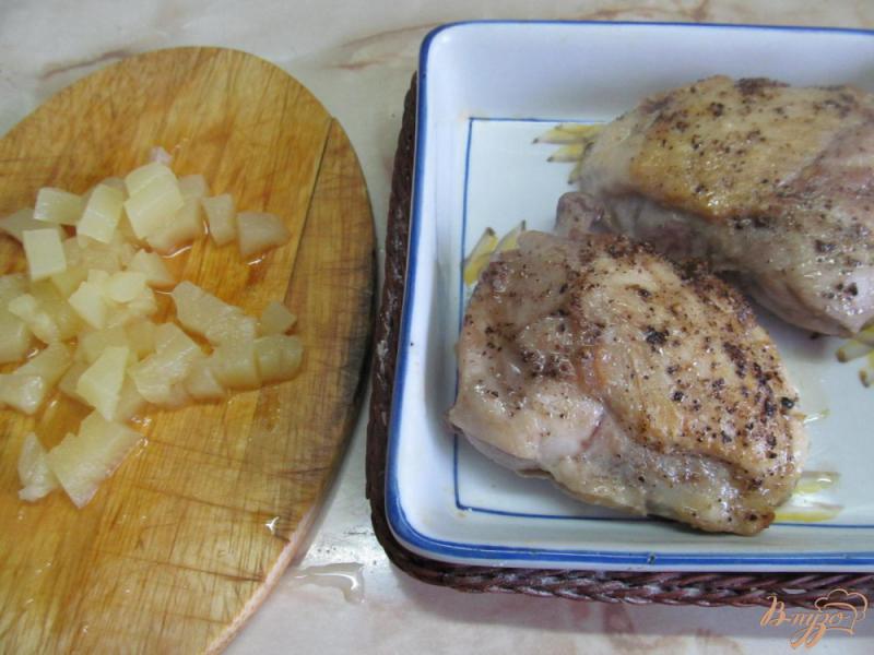 Фото приготовление рецепта: Куриные бедра под ананасом шаг №4