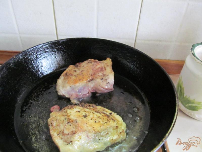 Фото приготовление рецепта: Куриные бедра под ананасом шаг №3