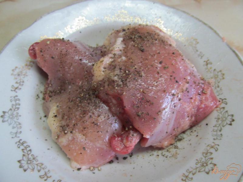 Фото приготовление рецепта: Куриные бедра под ананасом шаг №2