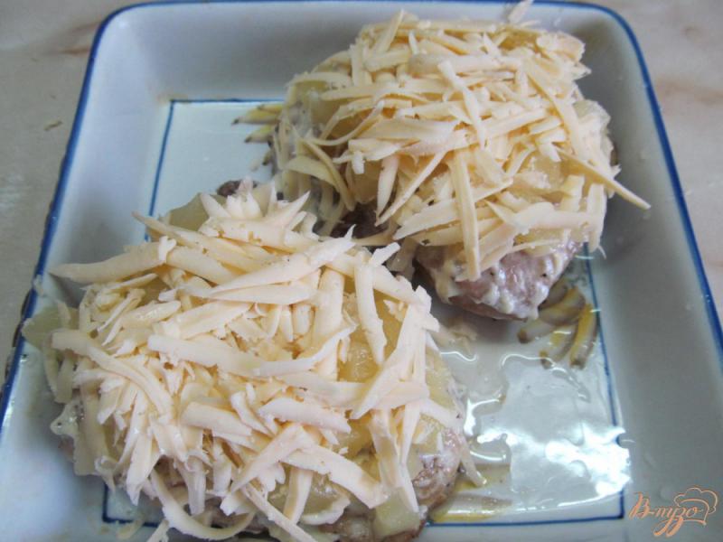 Фото приготовление рецепта: Куриные бедра под ананасом шаг №6