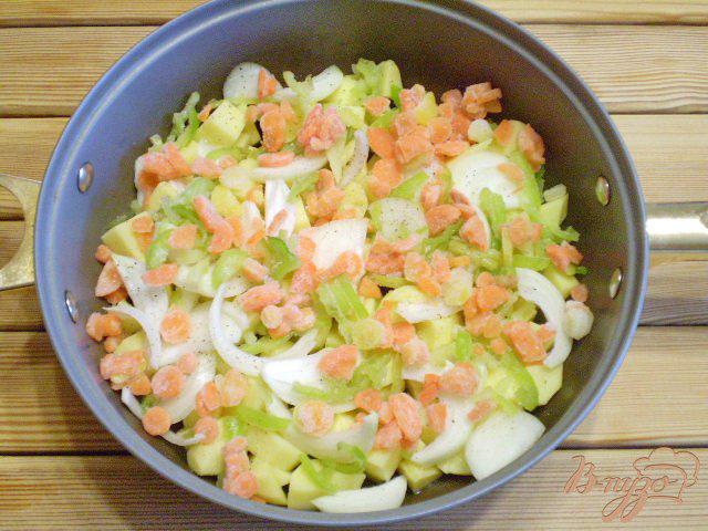 Фото приготовление рецепта: Овощное рагу с капустой на сковороде шаг №5