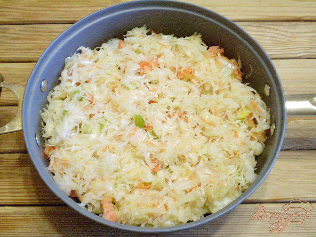 Фото приготовление рецепта: Овощное рагу с капустой на сковороде шаг №6