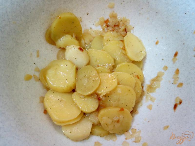 Фото приготовление рецепта: Салат с картофелем и с черемшой шаг №4