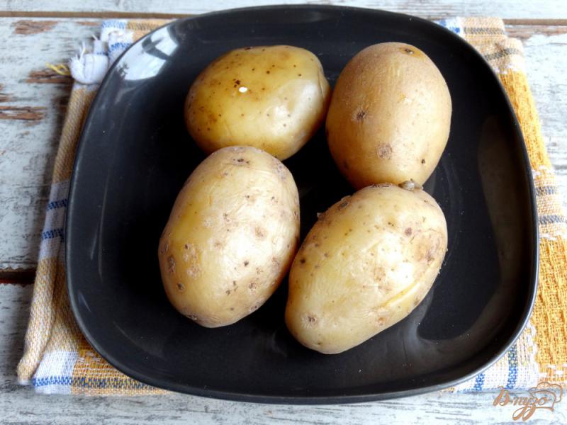 Фото приготовление рецепта: Картофель фаршированный крабовыми палочками и яйцами шаг №1
