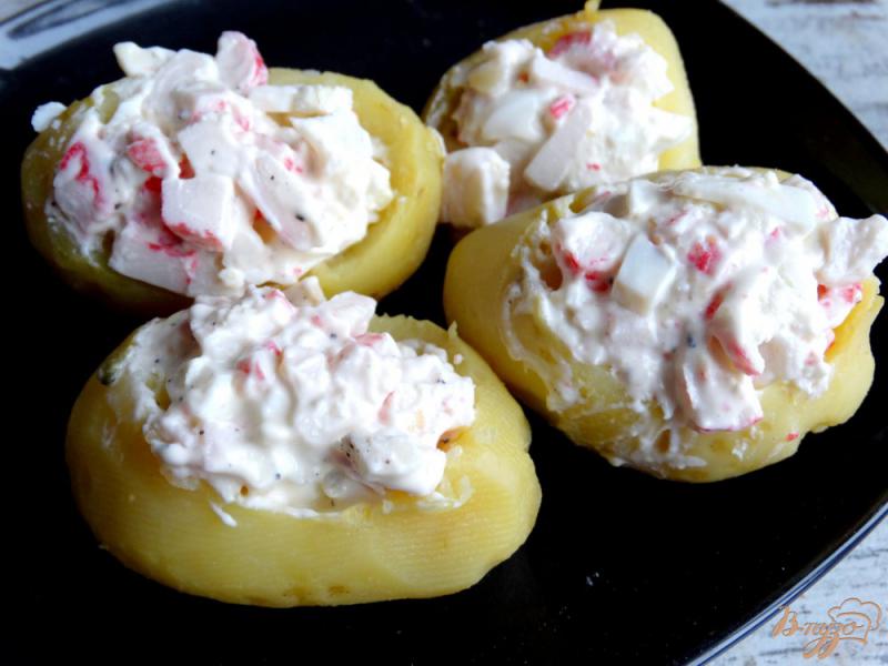 Фото приготовление рецепта: Картофель фаршированный крабовыми палочками и яйцами шаг №4