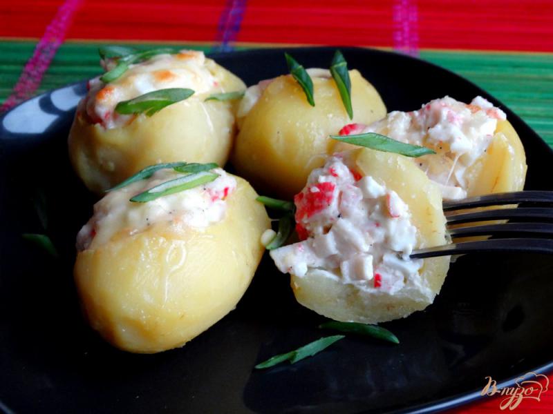 Фото приготовление рецепта: Картофель фаршированный крабовыми палочками и яйцами шаг №6