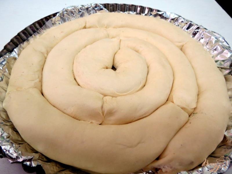 Фото приготовление рецепта: Слоёный пирог с куриным мясом шпинатом и творогом. шаг №10