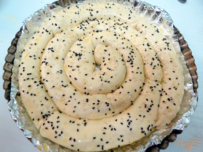 Фото приготовление рецепта: Слоёный пирог с куриным мясом шпинатом и творогом. шаг №11