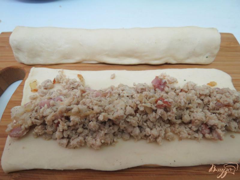 Фото приготовление рецепта: Слоёный пирог с куриным мясом шпинатом и творогом. шаг №7