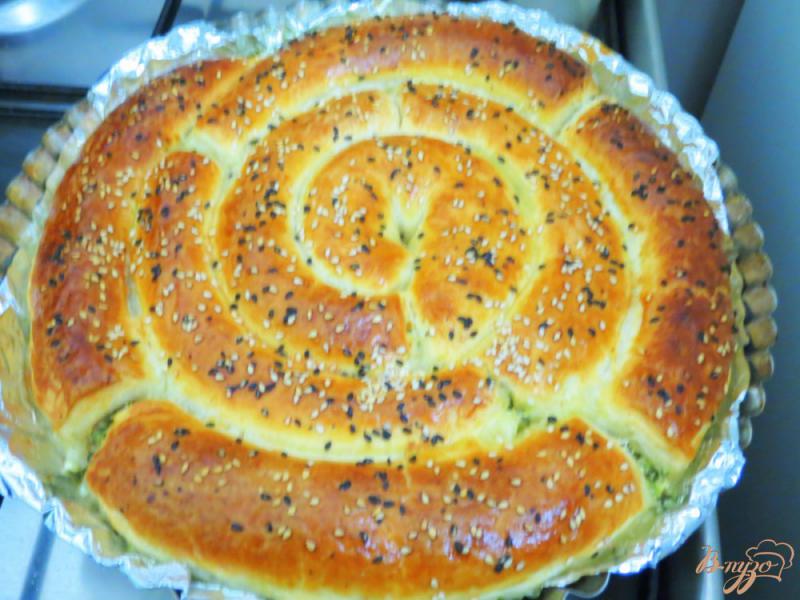 Фото приготовление рецепта: Слоёный пирог с куриным мясом шпинатом и творогом. шаг №12