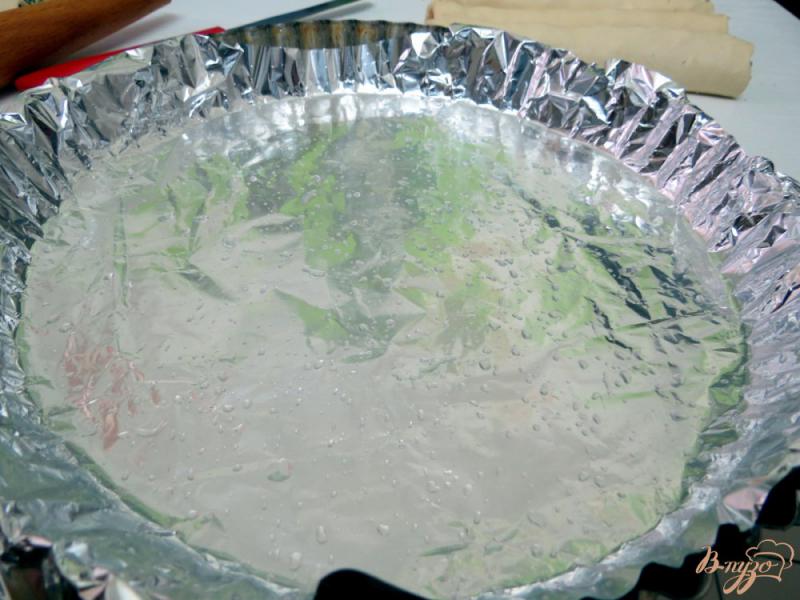 Фото приготовление рецепта: Слоёный пирог с куриным мясом шпинатом и творогом. шаг №9