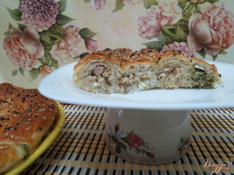 Фото приготовление рецепта: Слоёный пирог с куриным мясом шпинатом и творогом. шаг №13