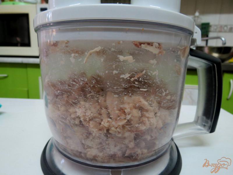 Фото приготовление рецепта: Слоёный пирог с куриным мясом шпинатом и творогом. шаг №2