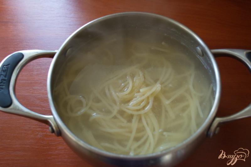 Фото приготовление рецепта: Быстрые спагетти с сосисками в сливочном соусе шаг №5