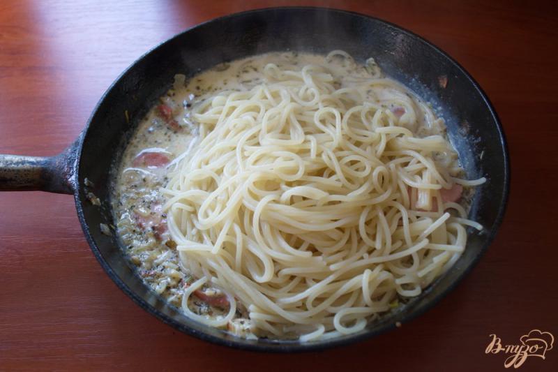 Фото приготовление рецепта: Быстрые спагетти с сосисками в сливочном соусе шаг №6