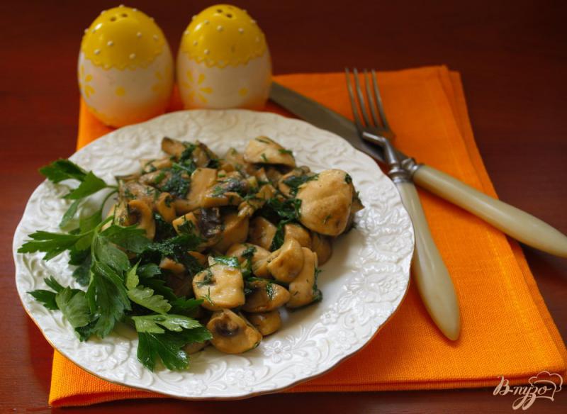 Фото приготовление рецепта: Закусочные шампиньоны с чесноком, укропом и петрушкой шаг №6