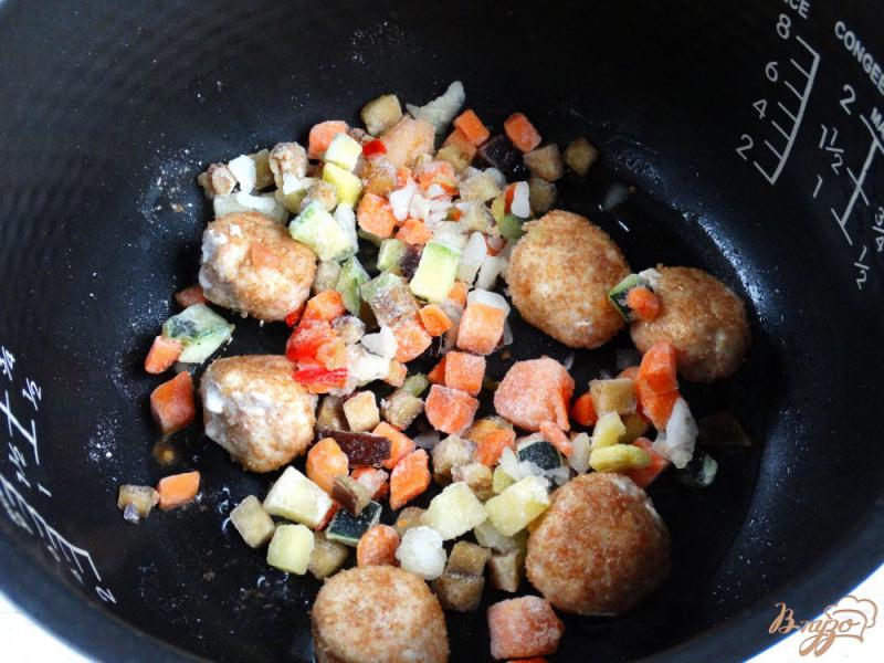 Фото приготовление рецепта: Рис с куринымии фрикадельками и овощами в мультиварке шаг №3