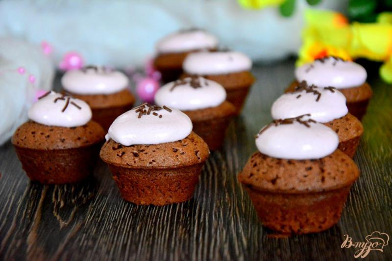 Фото приготовление рецепта: Шоколадные кексы с белковой шапочкой шаг №7