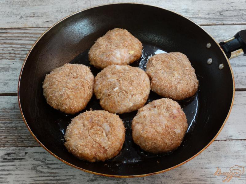 Фото приготовление рецепта: Куриные тефтели с рисовыми хлопьями и начинкой шаг №8