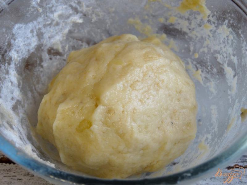 Фото приготовление рецепта: Сосиски в картофельно-сырной шубке шаг №3