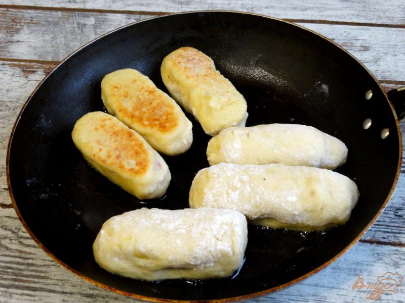 Фото приготовление рецепта: Сосиски в картофельно-сырной шубке шаг №7