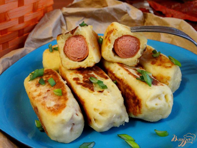 Фото приготовление рецепта: Сосиски в картофельно-сырной шубке шаг №8