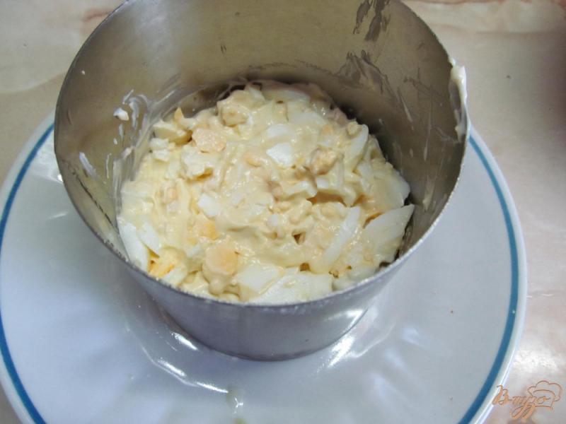 Фото приготовление рецепта: Салат из крабовых палочек помидор и огурца шаг №5