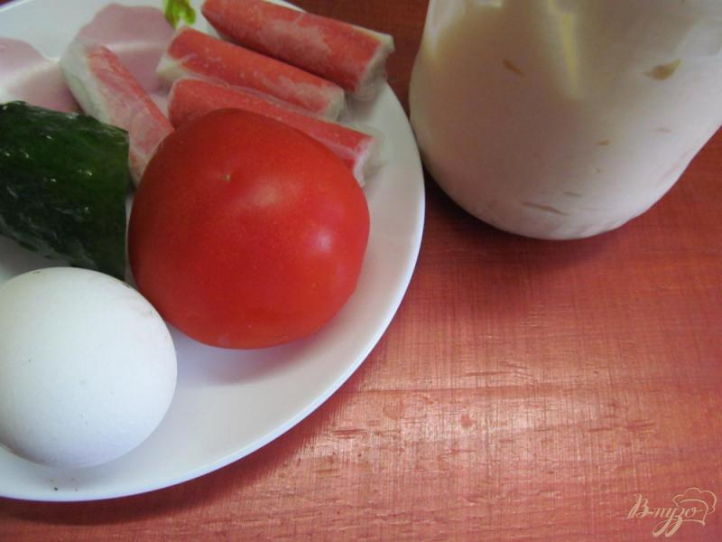 Фото приготовление рецепта: Салат из крабовых палочек помидор и огурца шаг №1