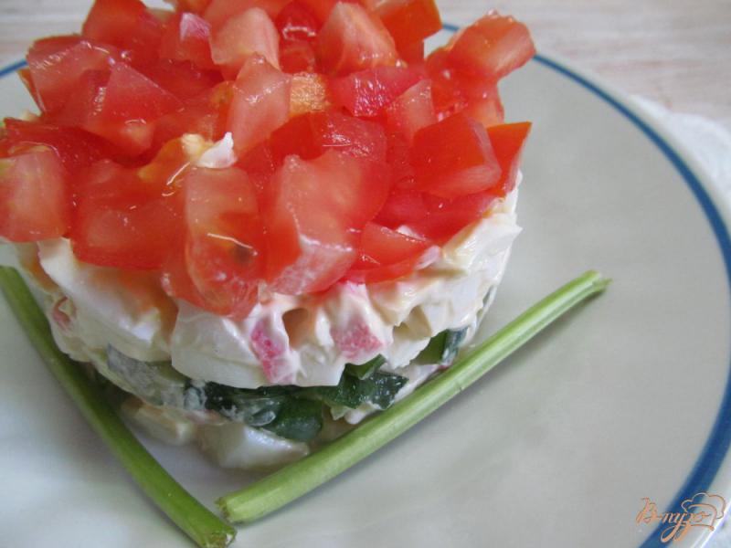 Фото приготовление рецепта: Салат из крабовых палочек помидор и огурца шаг №6