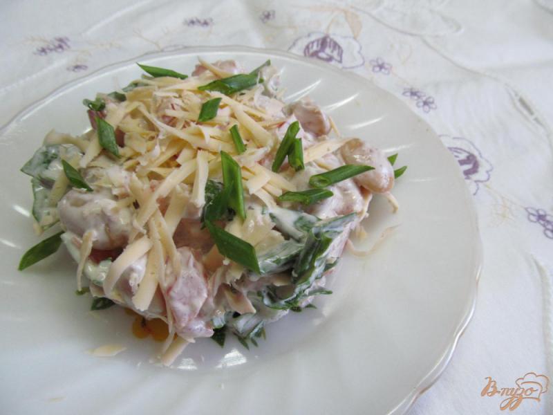 Фото приготовление рецепта: Салат из курицы фасоли и помидора шаг №5