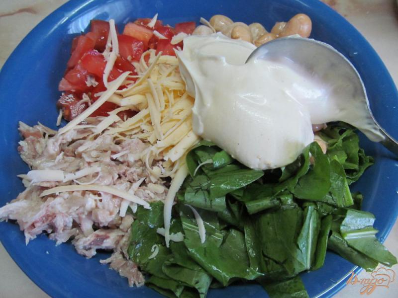 Фото приготовление рецепта: Салат из курицы фасоли и помидора шаг №3