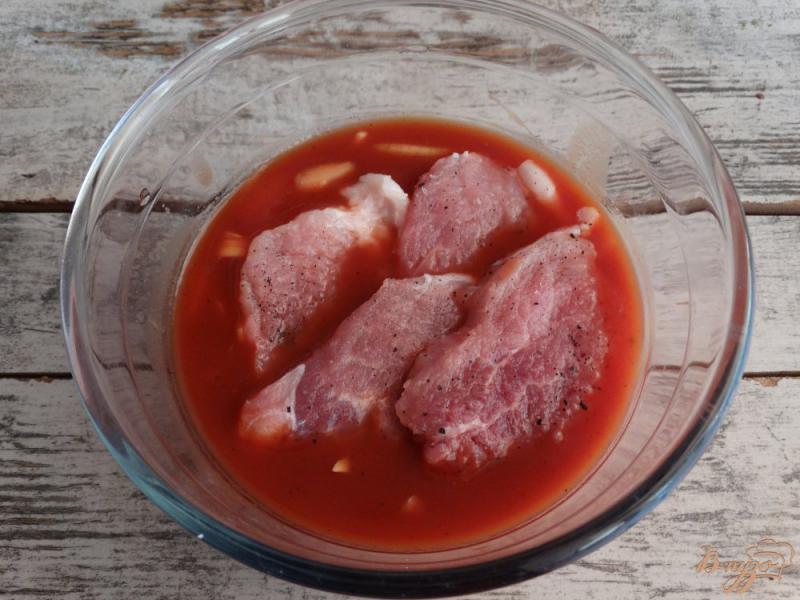 Фото приготовление рецепта: Свиные отбивные в томатном маринаде и кунжутной корочкой шаг №3