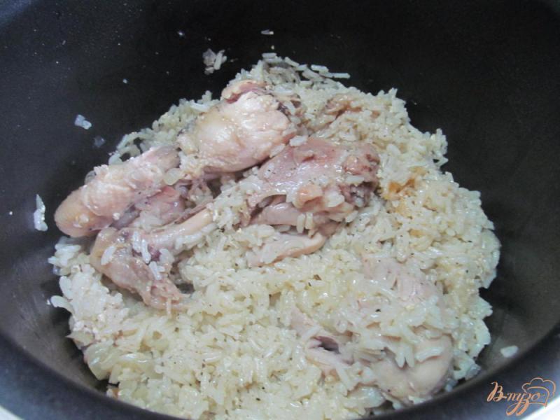 Фото приготовление рецепта: Куриные голени с рисом в мультиварке шаг №7