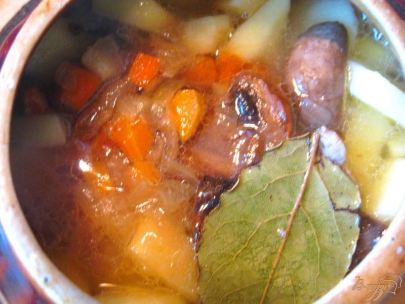 Фото приготовление рецепта: Свинина с грибами и картофелем в горшочке шаг №4